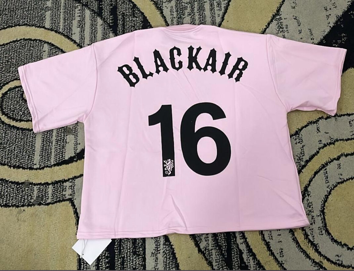 T-shirt de football rose stylé