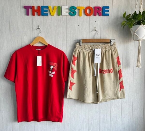 Ensemble t-shirt rouge et short beige