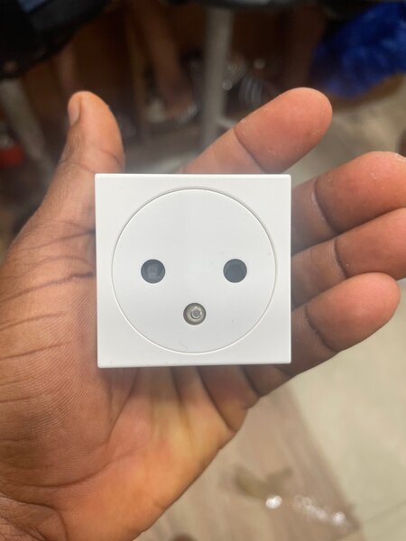 Prise électrique murale moderne