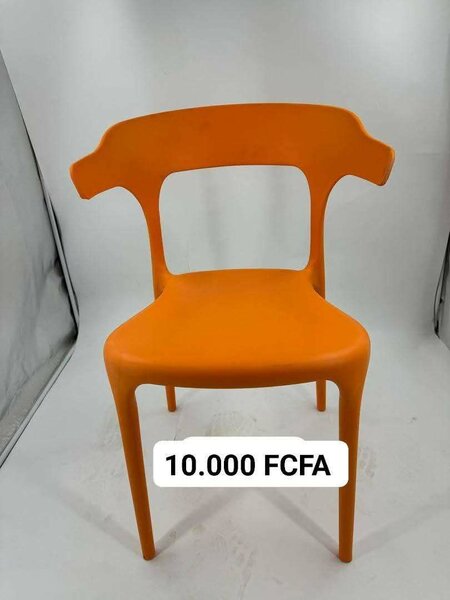 Chaise en plastique orange