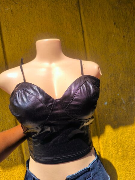 Top en cuir élégant femme