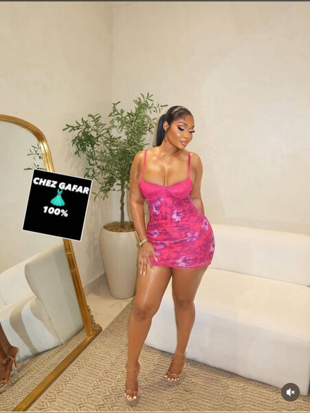 Robe moulante rose fleurie