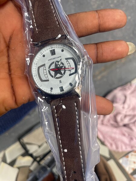 Montre classique en cuir marron