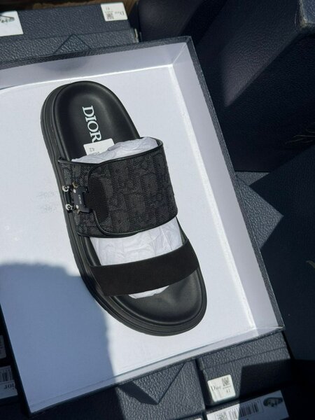 Sandales Dior élégantes