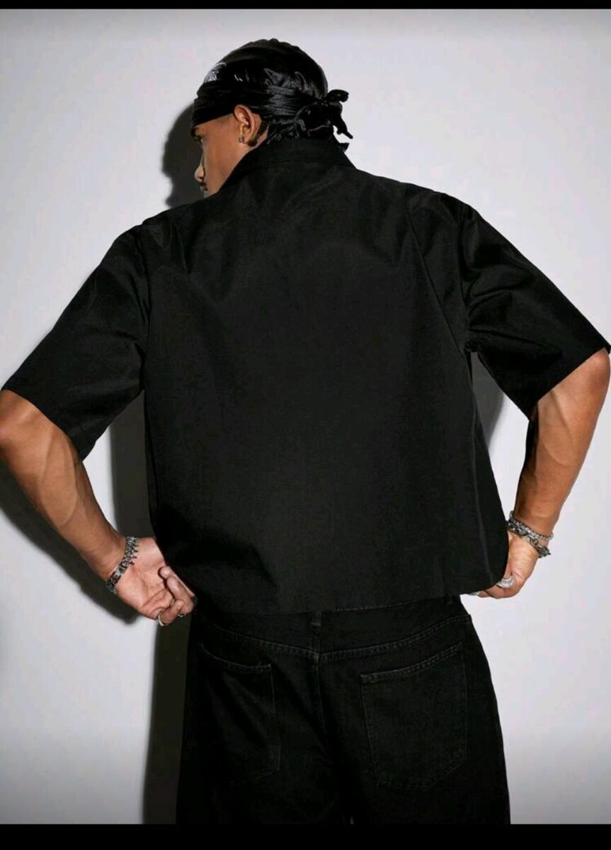 Chemise noire brodée croix