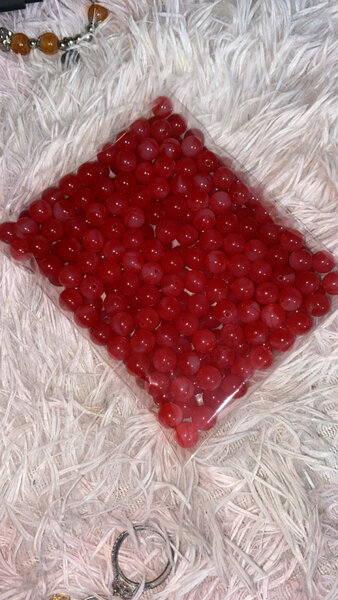 Perles de décoration rouges en plastique