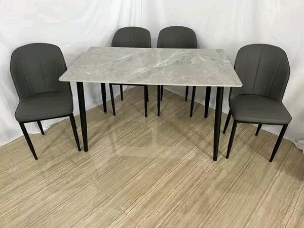 Ensemble table et chaises modernes