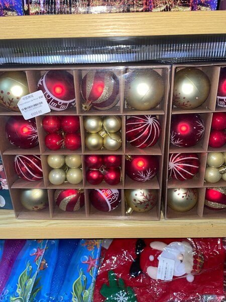 Boules de Noël rouges et dorées