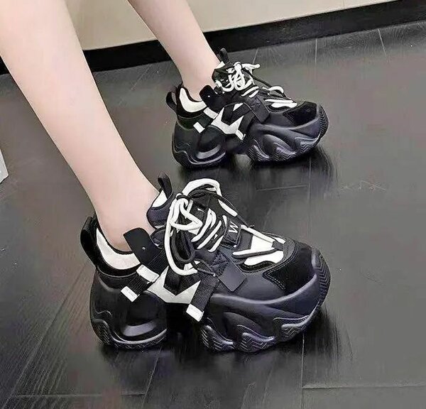 Chaussures de sport épaisses noires et blanches