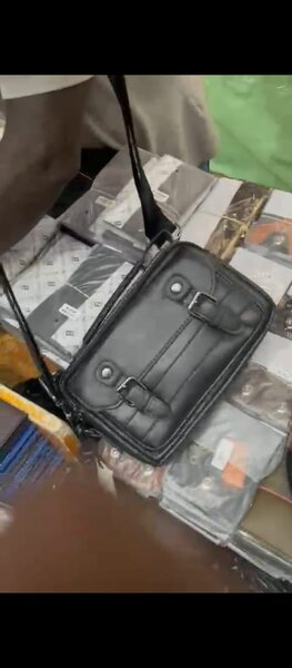 Sac bandoulière en cuir noir