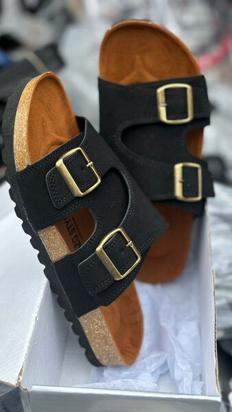 Sandales plates noires à boucles