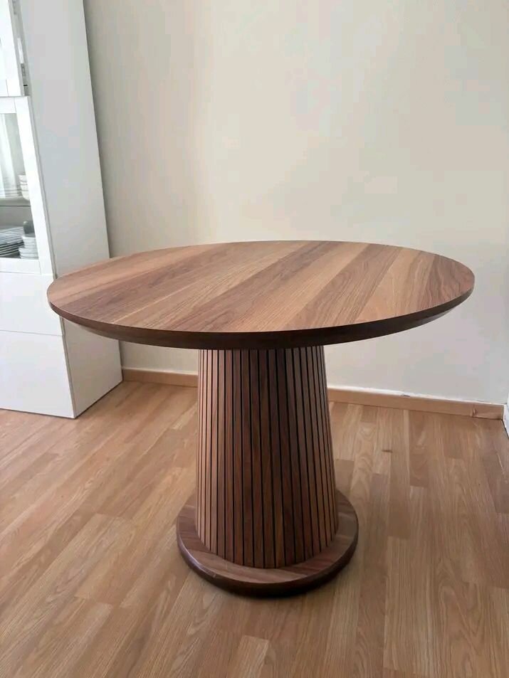 Table ronde en bois moderne