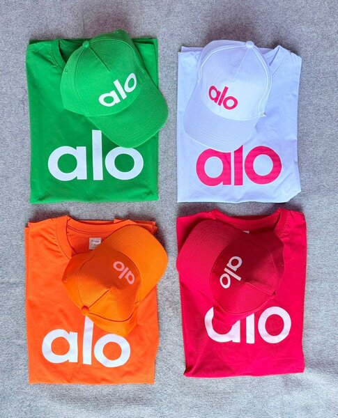 T-shirts et casquettes colorés