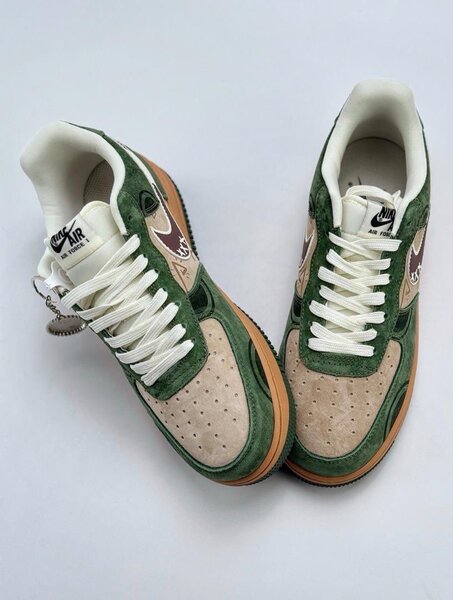 Nike Air Force 1 '07 vert et beige