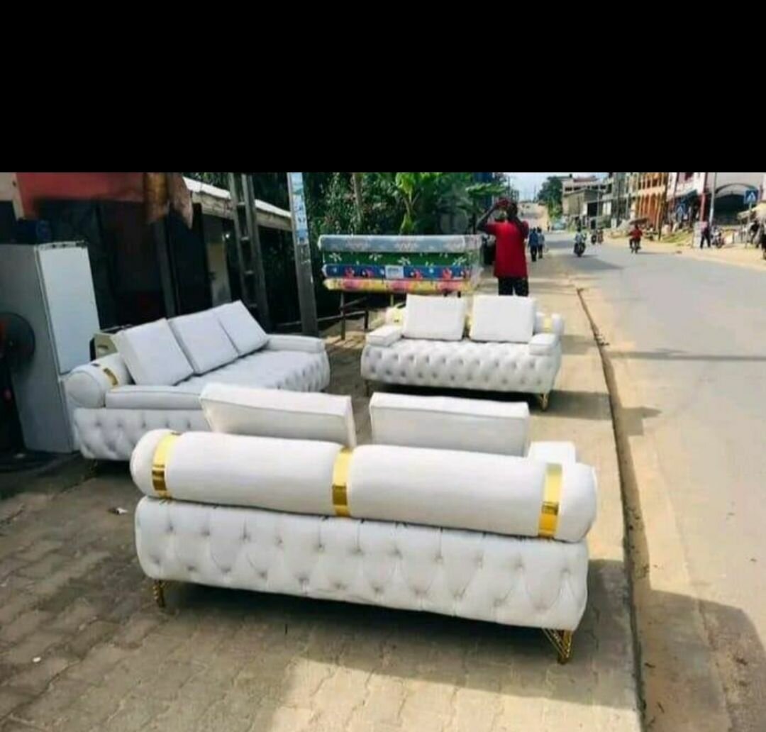 Ensemble canapé 3 places et 2 poufs