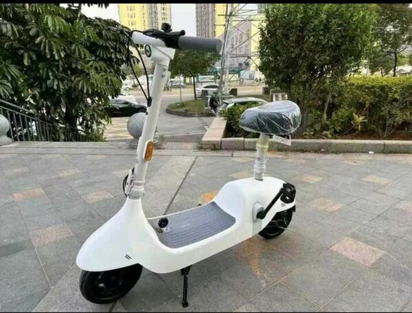 Trottinette électrique pliante blanche