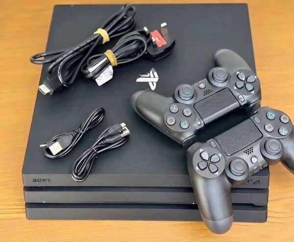 Console PS4 Sony avec 2 manettes
