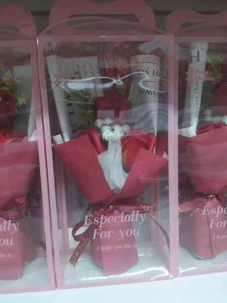 Bouquet de fleurs artificielles en boîte