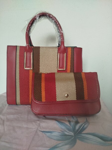 Sac à main rayé élégant