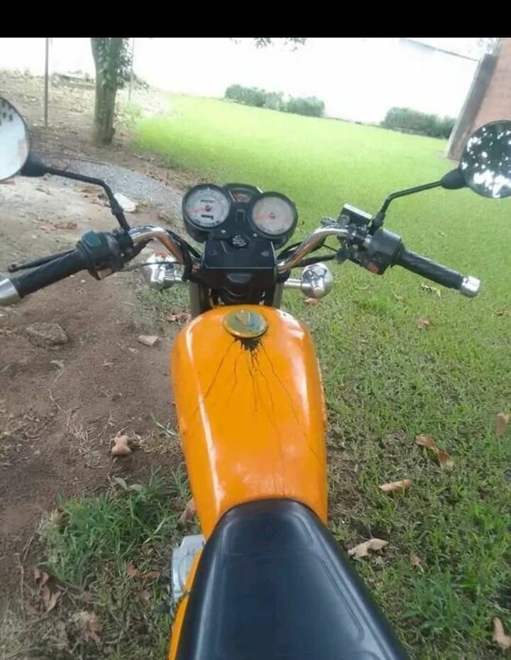 Moto orange et noir