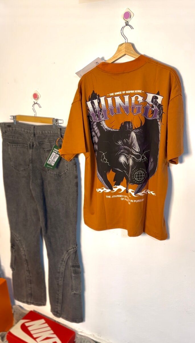 T-shirt graphique marron avec motif