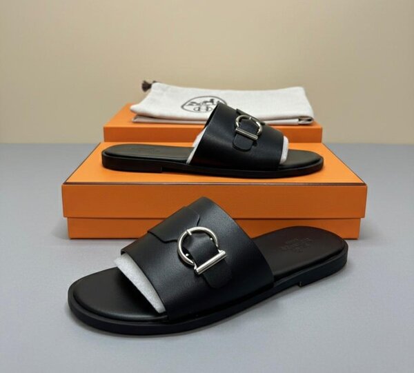 Sandales plates noir en cuir Hermès