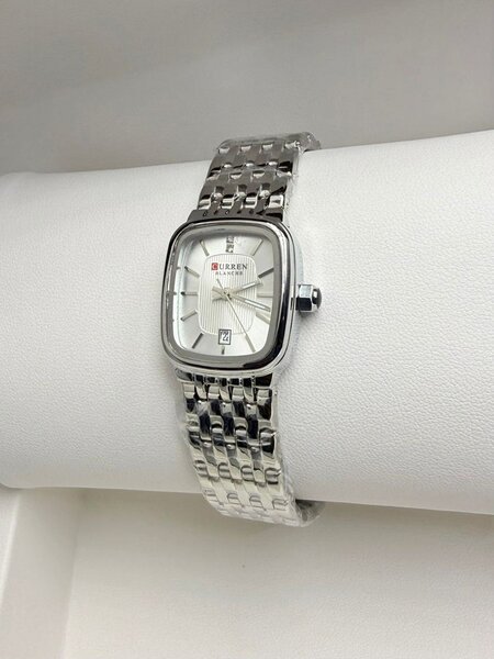 Montre Carrée Élégante Femme