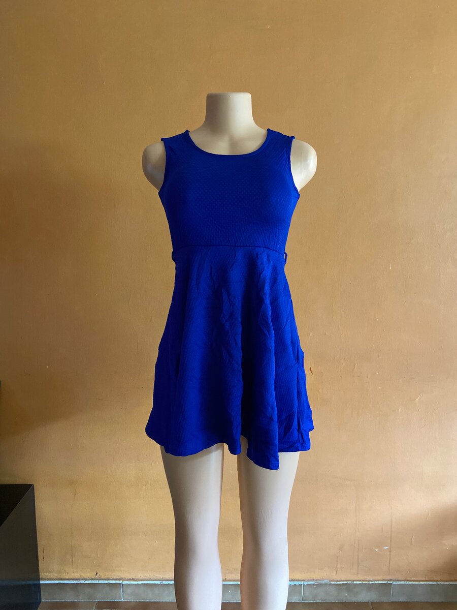 Robe bleue fille élégante