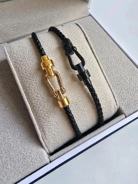 Bracelet en cuir noir avec fermoir métallisé