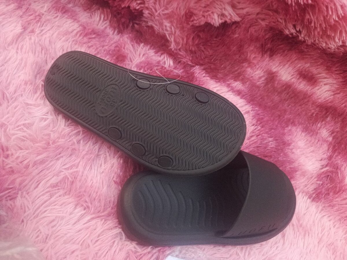 Claquettes confortables noires