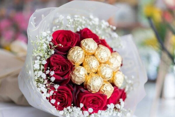Bouquet de roses et chocolats