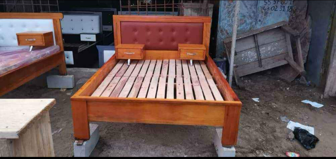 Canapé gris avec ottoman et lit en bois