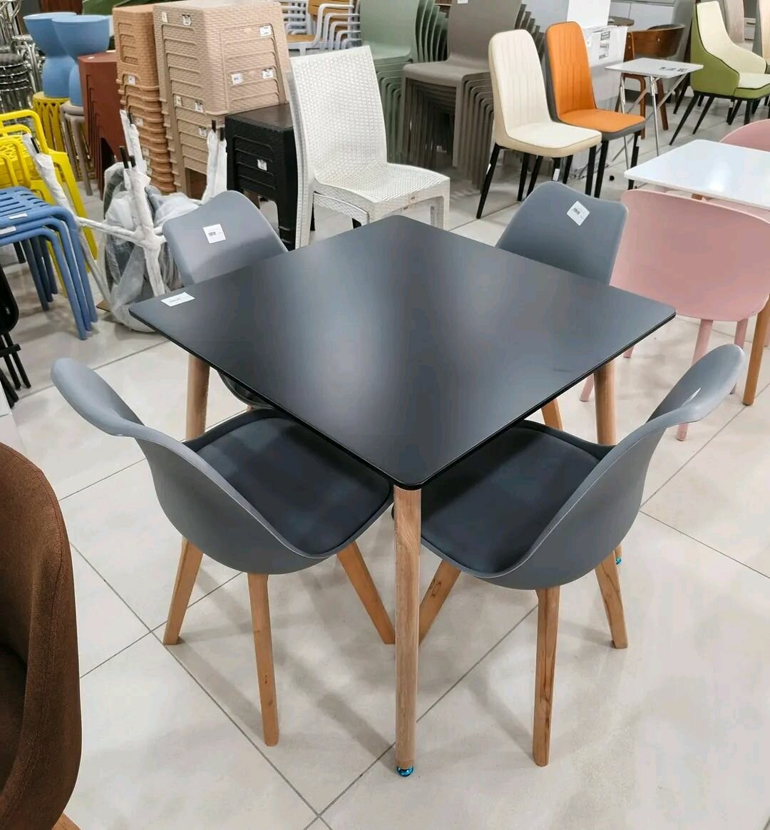Table à manger moderne en bois