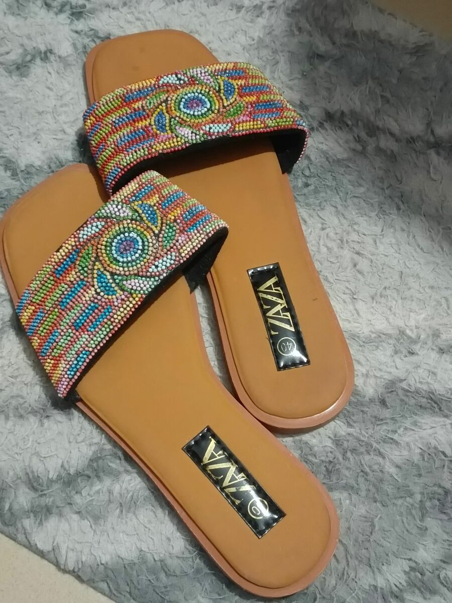 Sandales à perles colorées