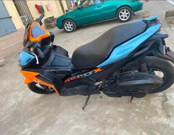 Scooter Aerox Yamaha bleu et orange