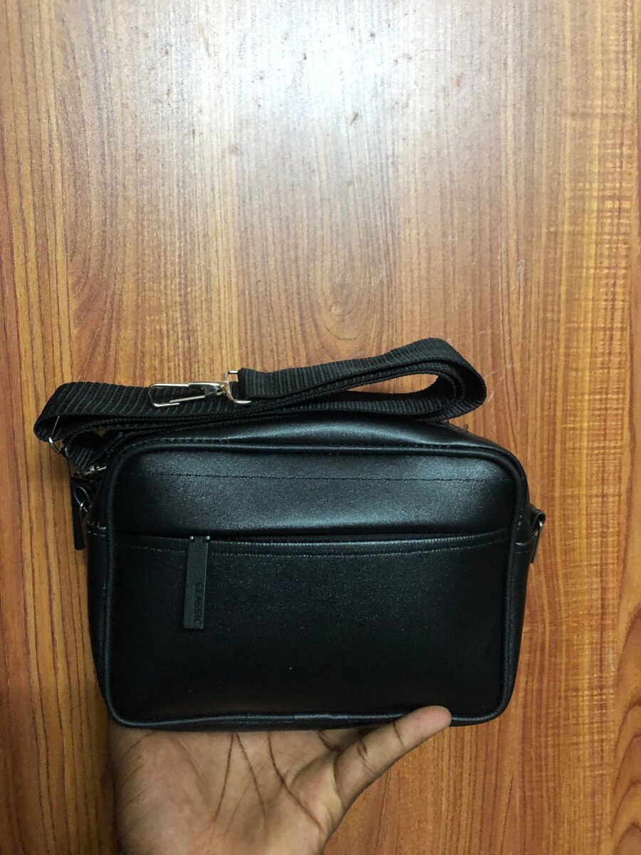 Sac bandoulière en cuir noir