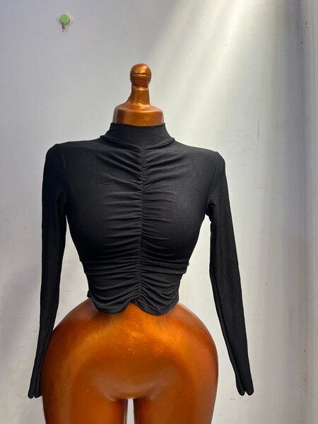 Top noir à manches longues