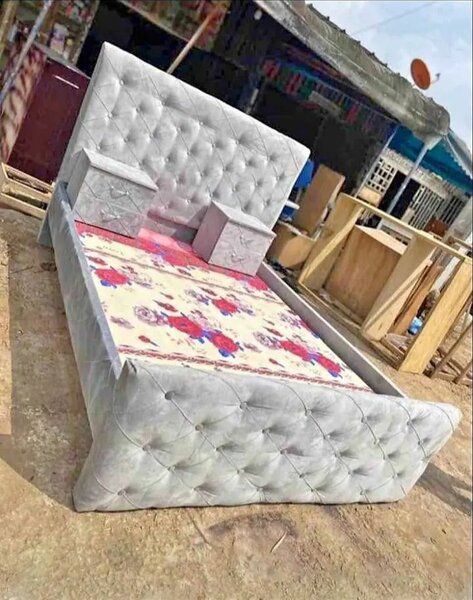 Lit double avec matelas élégant