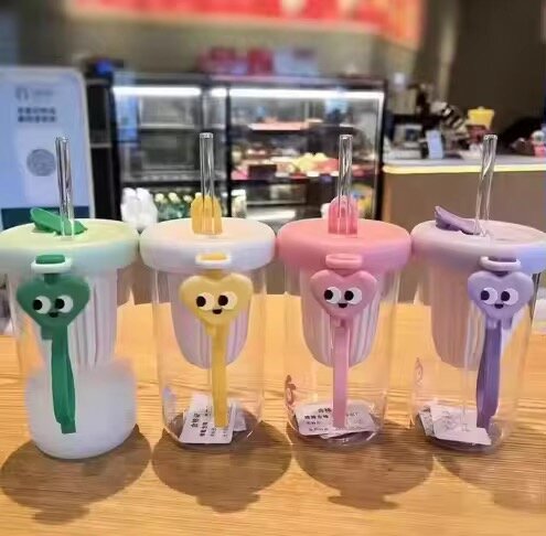 Gobelets mignons avec paille