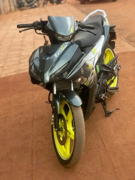 Moto sportive urbaine rapide