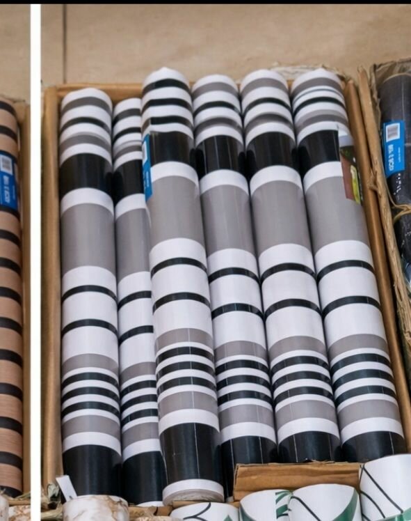 Papier peint rayé noir et blanc