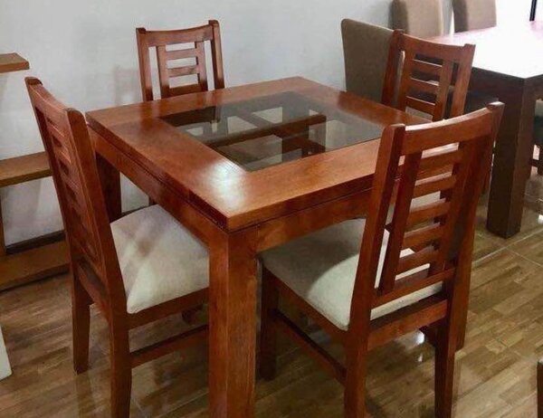 Table à manger en bois avec 4 chaises