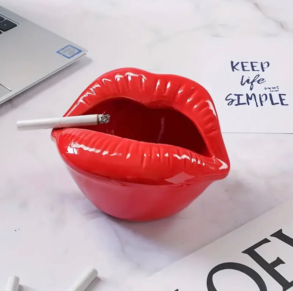 Cendrier en forme de lèvres roses