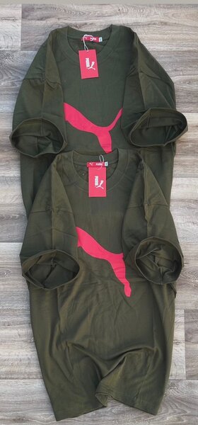 T-shirts vertes logo rouge