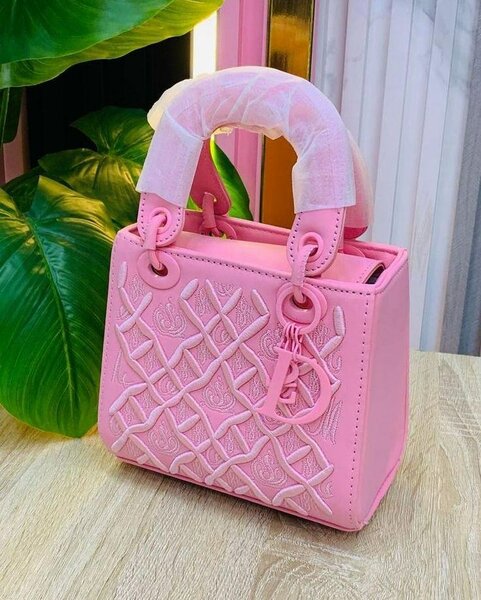 Sac à main en cuir rose Dior