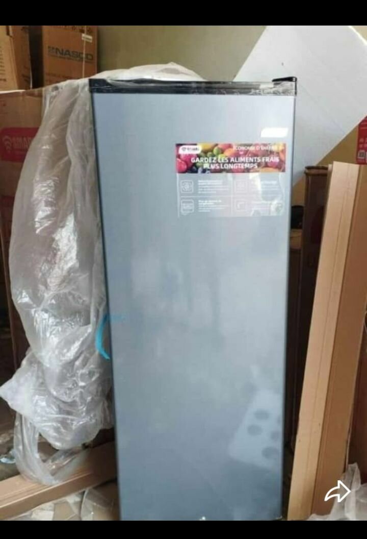 Mini réfrigérateur compact argent