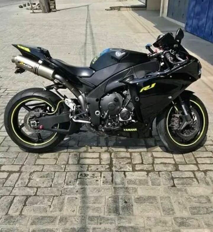 Yamaha R1 moto sport