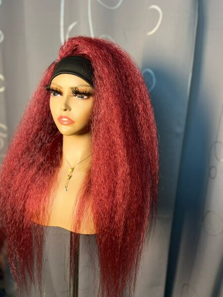 Perruque longue bordeaux volumineuse