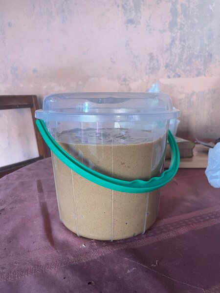 Seau de pâte d'arachide