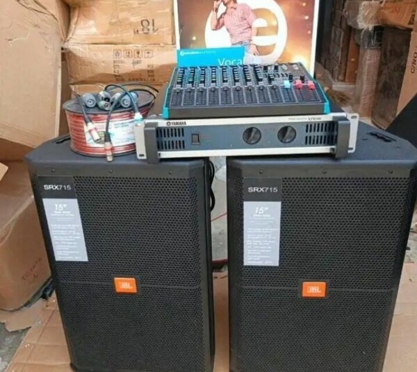 Enceintes JBL SRX715 et console